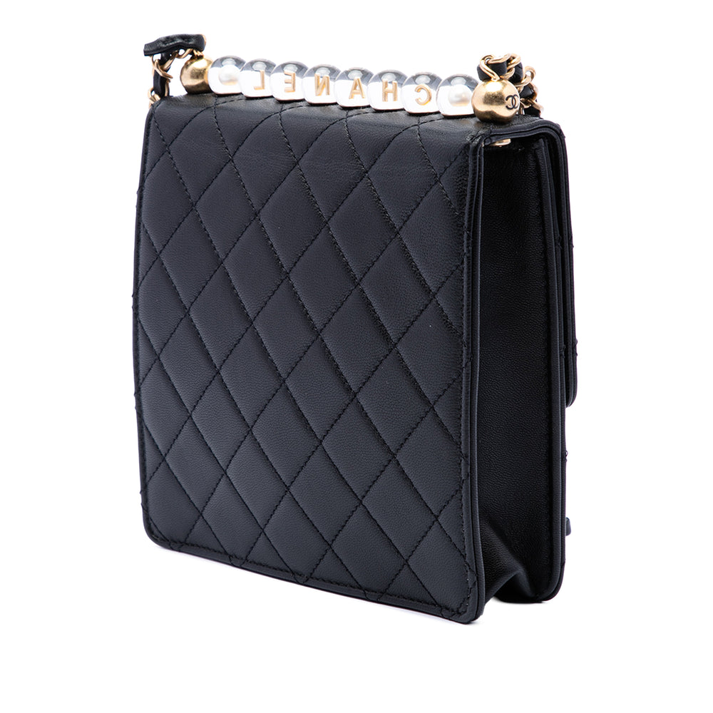 Chanel Matelassé Chic Perles à rabat Petit Cuir d'agneau Noir – vue 2 – GABY PARIS