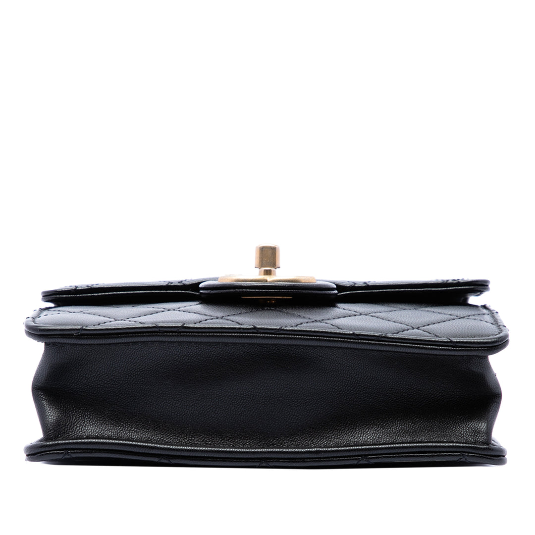 Chanel Matelassé Chic Perles à rabat Petit Cuir d'agneau Noir – vue 3 – GABY PARIS