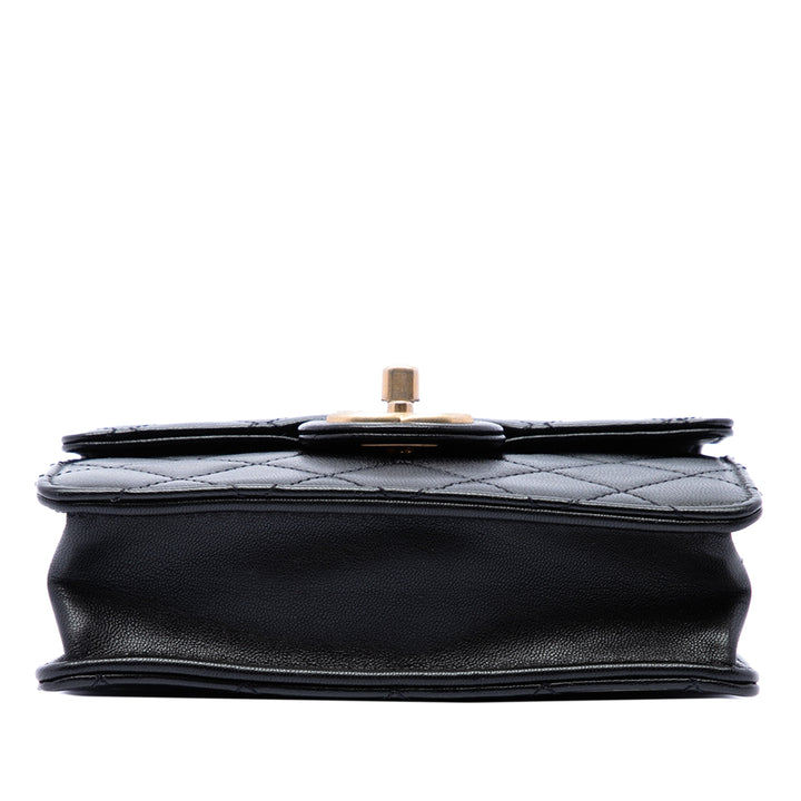Chanel Matelassé Chic Perles à rabat Petit Cuir d'agneau Noir – vue 3 – GABY PARIS