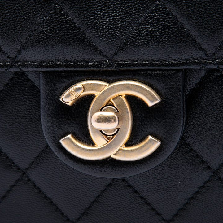 Chanel Matelassé Chic Perles à rabat Petit Cuir d'agneau Noir – vue 5 – GABY PARIS