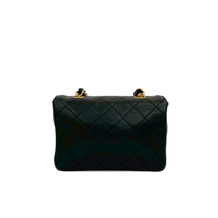 Chanel Sac bandoulière CC Matelassé Turn Lock à rabat Micro Cuir d'agneau Noir – vue 2 – GABY PARIS