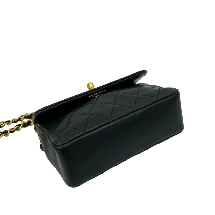 Chanel Sac bandoulière CC Matelassé Turn Lock à rabat Micro Cuir d'agneau Noir – vue 4 – GABY PARIS