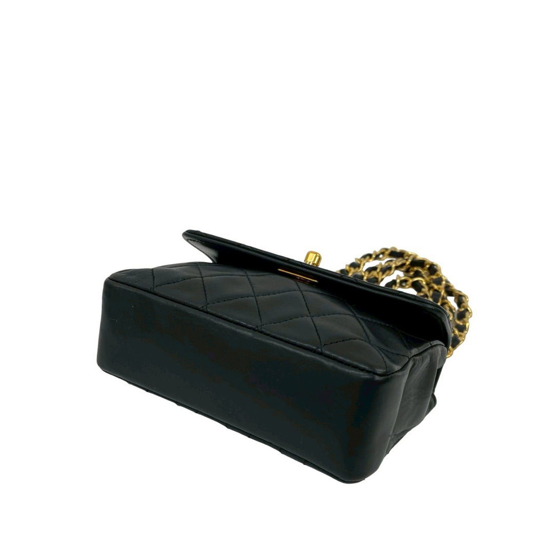 Chanel Sac bandoulière CC Matelassé Turn Lock à rabat Micro Cuir d'agneau Noir – vue 5 – GABY PARIS