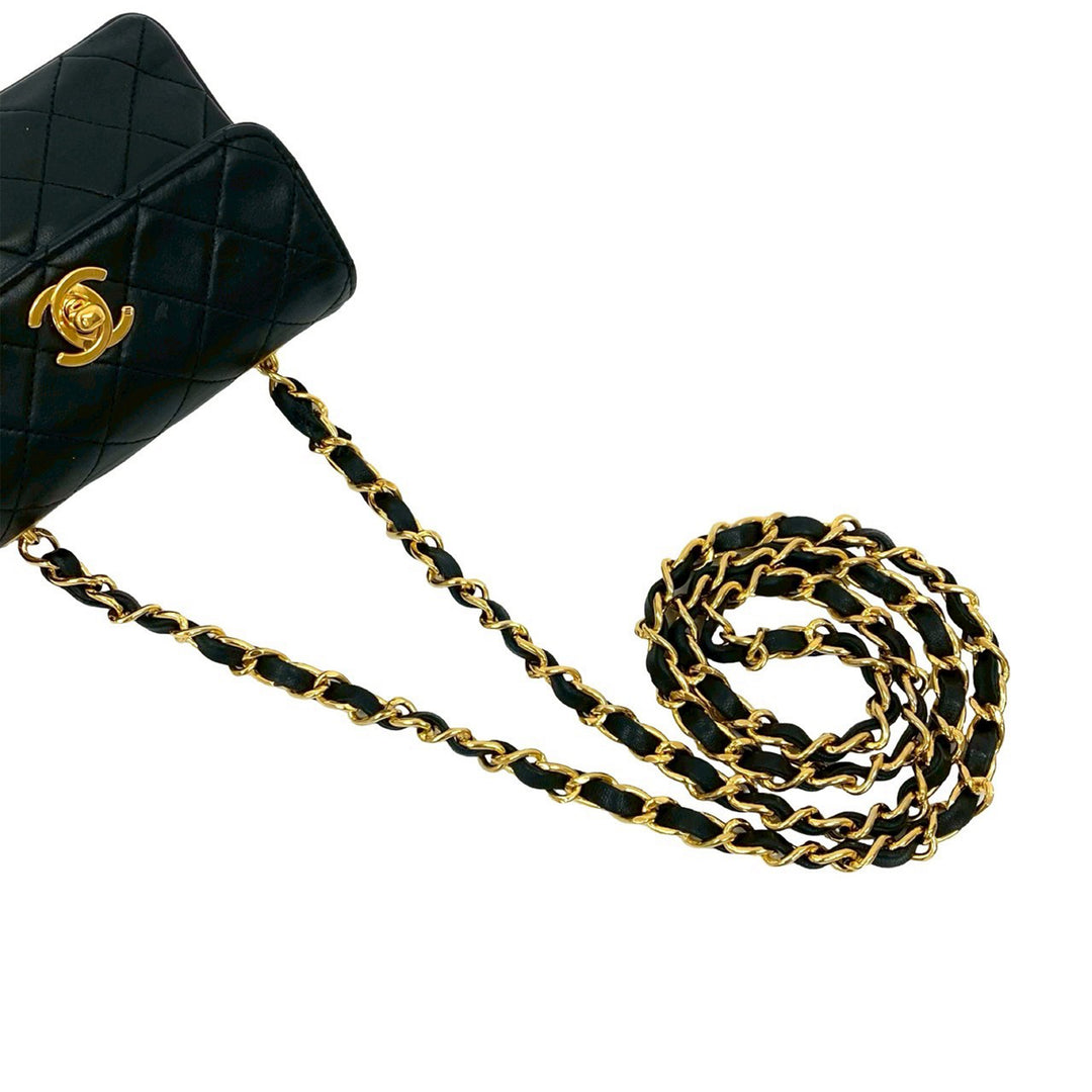 Chanel Sac bandoulière CC Matelassé Turn Lock à rabat Micro Cuir d'agneau Noir – vue 8 – GABY PARIS