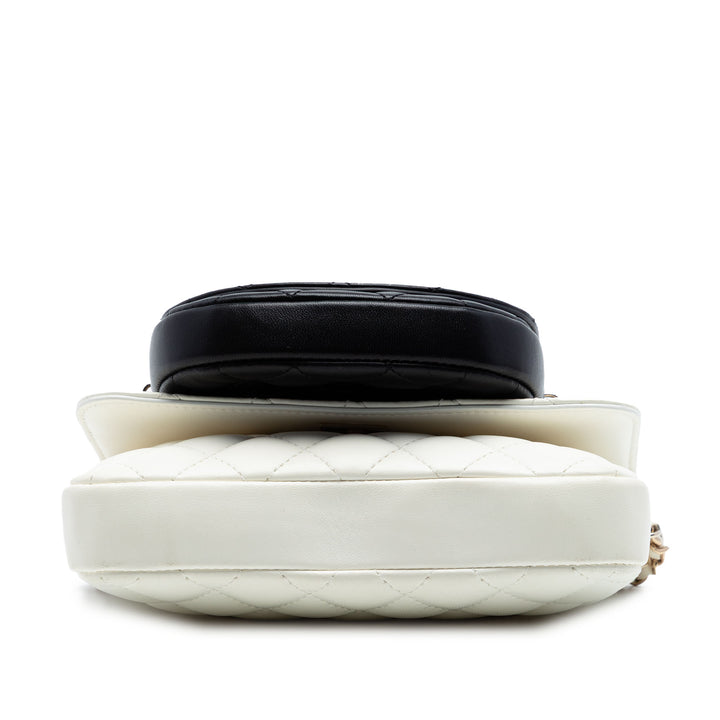Chanel CC Matelassé Cuir d’agneau Side Packs à rabat