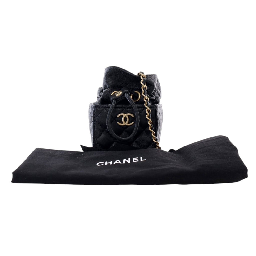 Chanel Mini Quilted Cuir de veau Drawstring Bucket Bag Noir