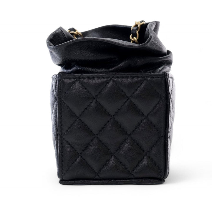 Chanel Mini Quilted Cuir de veau Drawstring Bucket Bag Noir