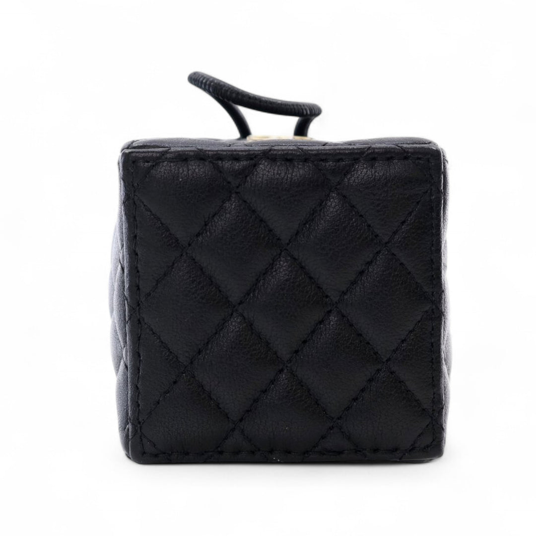 Chanel Mini Quilted Cuir de veau Drawstring Bucket Bag Noir