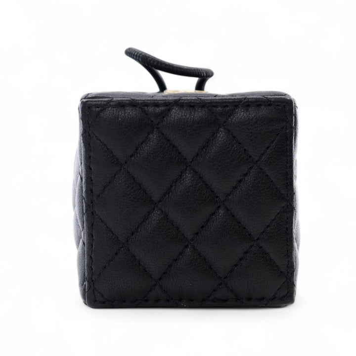 Chanel Mini Quilted Cuir de veau Drawstring Bucket Bag Noir