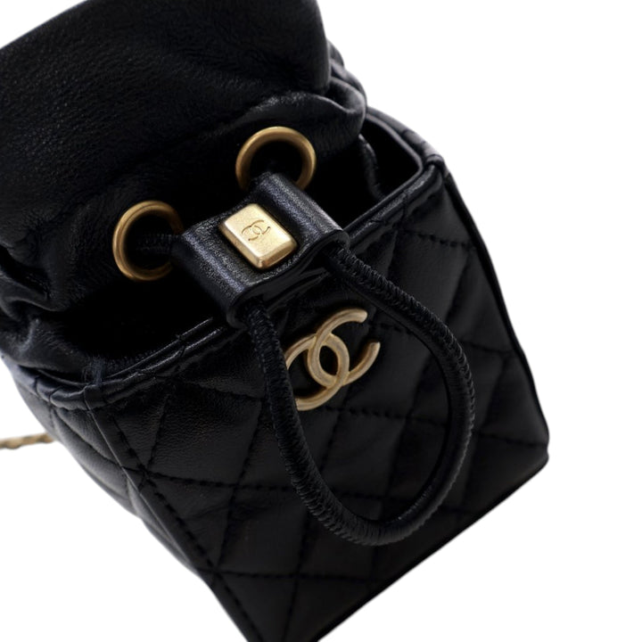 Chanel Mini Quilted Cuir de veau Drawstring Bucket Bag Noir