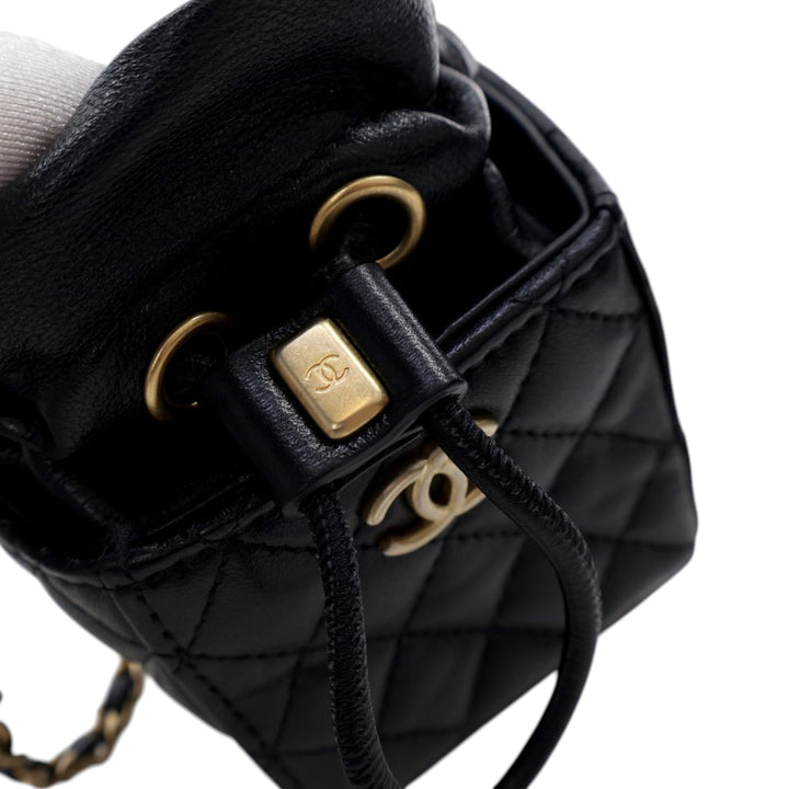 Chanel Mini Quilted Cuir de veau Drawstring Bucket Bag Noir