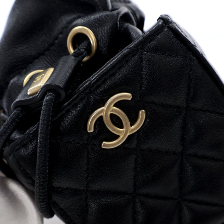 Chanel Mini Quilted Cuir de veau Drawstring Bucket Bag Noir
