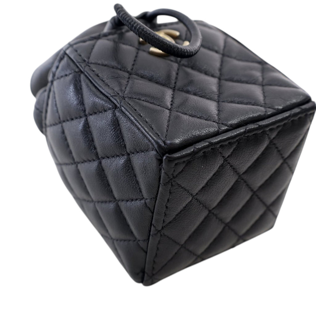 Chanel Mini Quilted Cuir de veau Drawstring Bucket Bag Noir