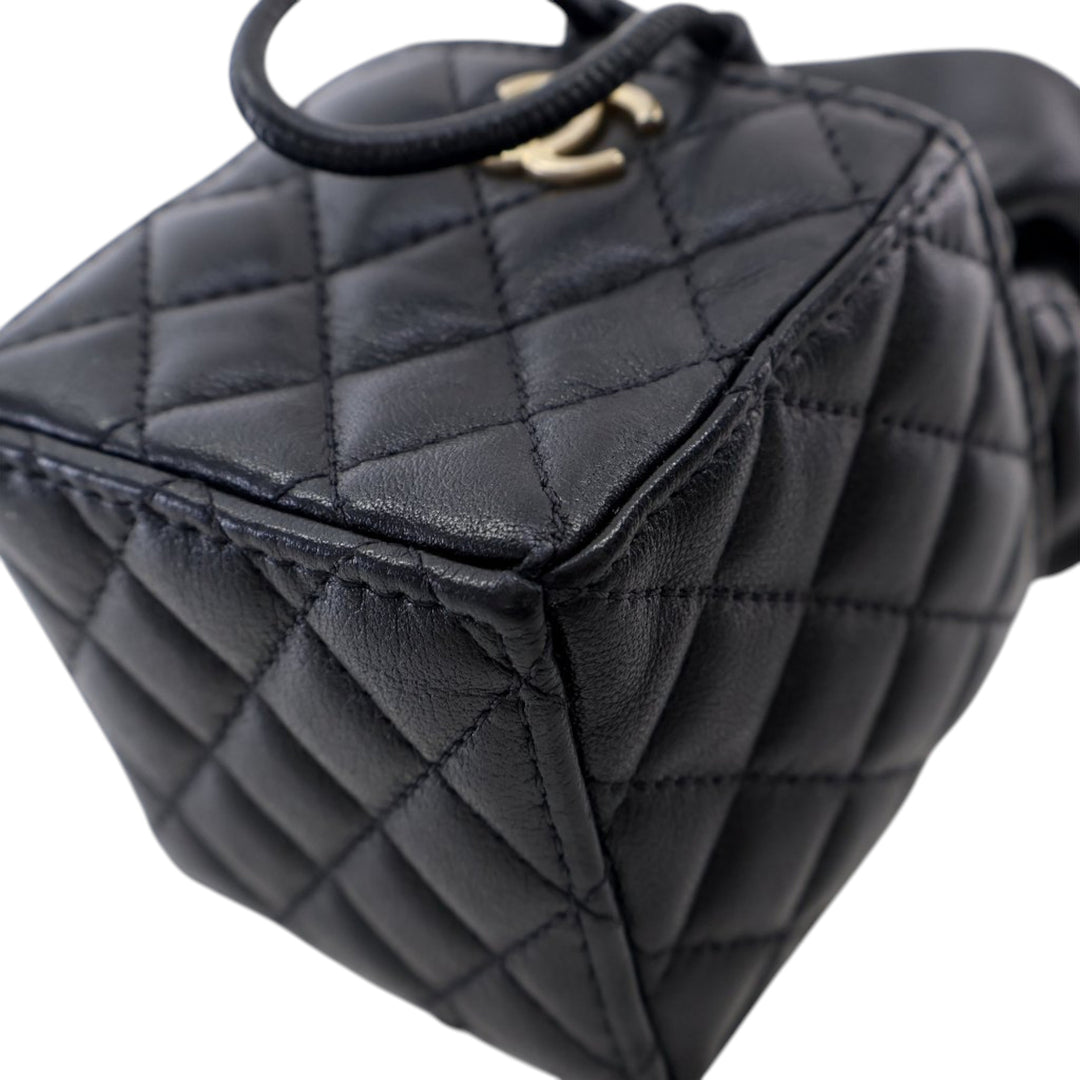 Chanel Mini Quilted Cuir de veau Drawstring Bucket Bag Noir