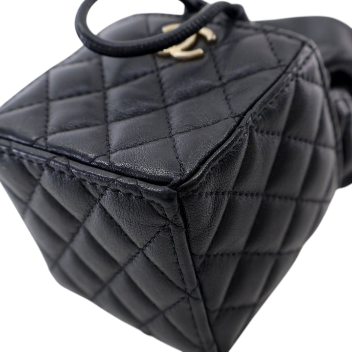 Chanel Mini Quilted Cuir de veau Drawstring Bucket Bag Noir