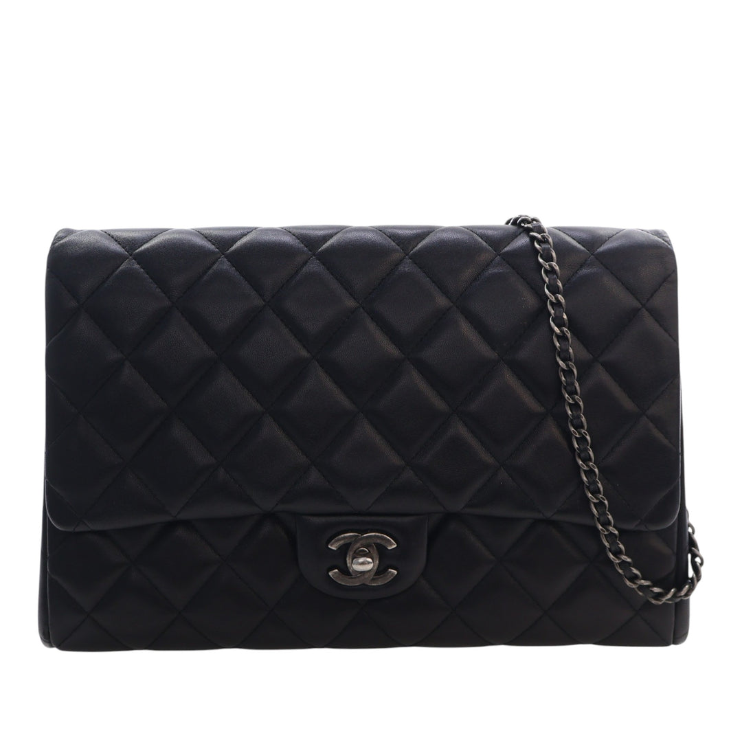 Chanel CC Matelassé Cuir d’agneau à rabat Pochette avec chaîne