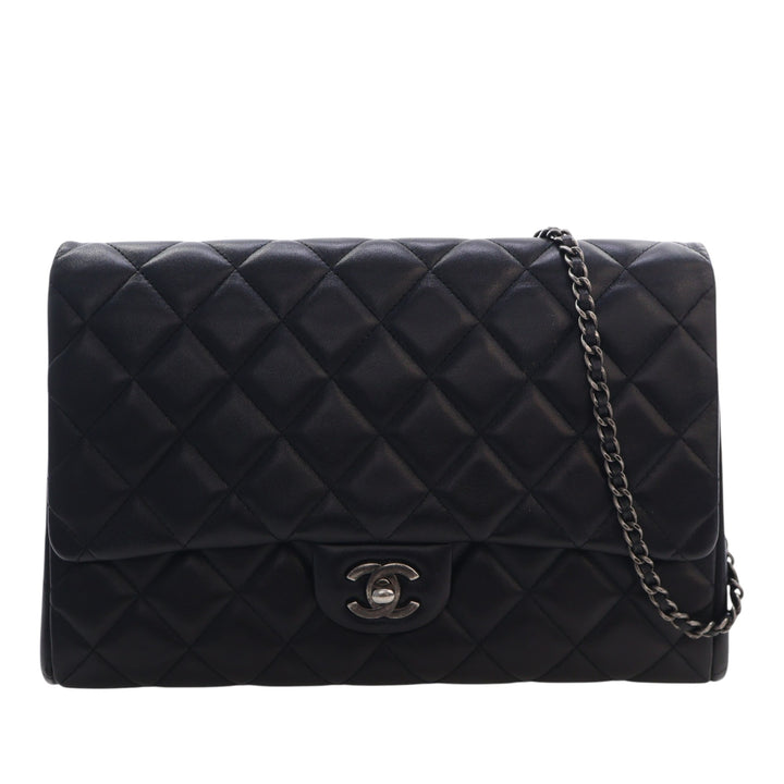 Chanel CC Matelassé Cuir d’agneau à rabat Pochette avec chaîne