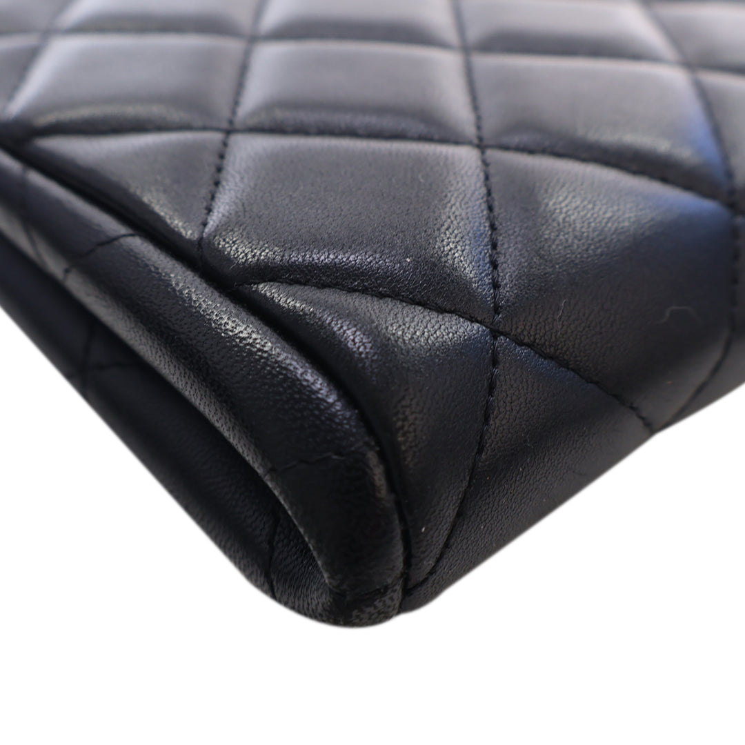 Chanel CC Matelassé Cuir d’agneau à rabat Pochette avec chaîne