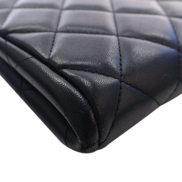 Chanel CC Matelassé Cuir d’agneau à rabat Pochette avec chaîne