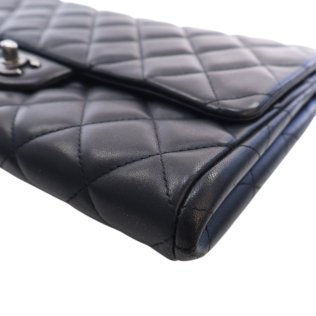 Chanel CC Matelassé Cuir d’agneau à rabat Pochette avec chaîne