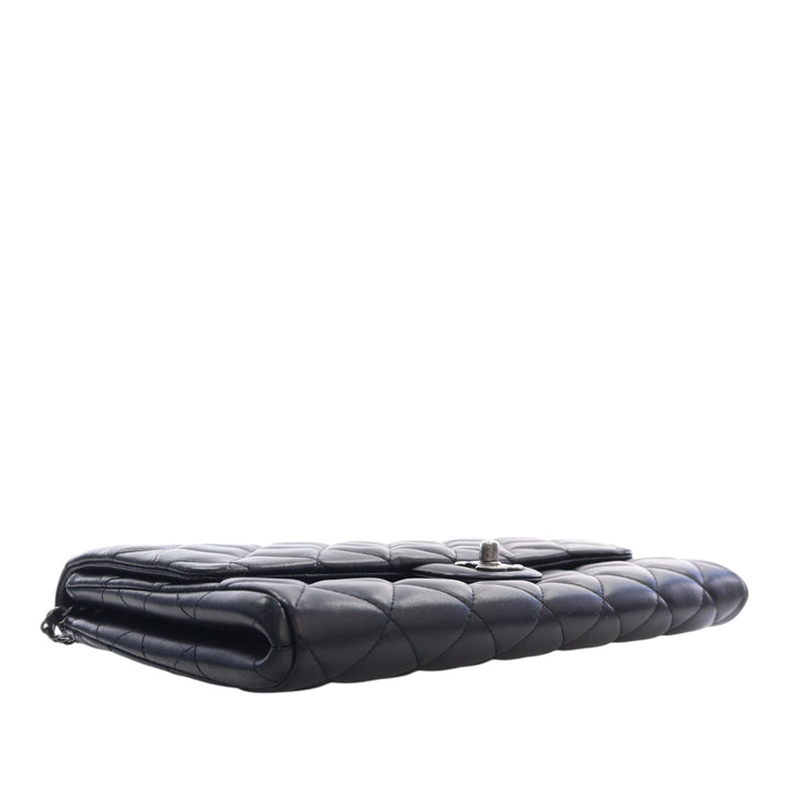 Chanel CC Matelassé Cuir d’agneau à rabat Pochette avec chaîne