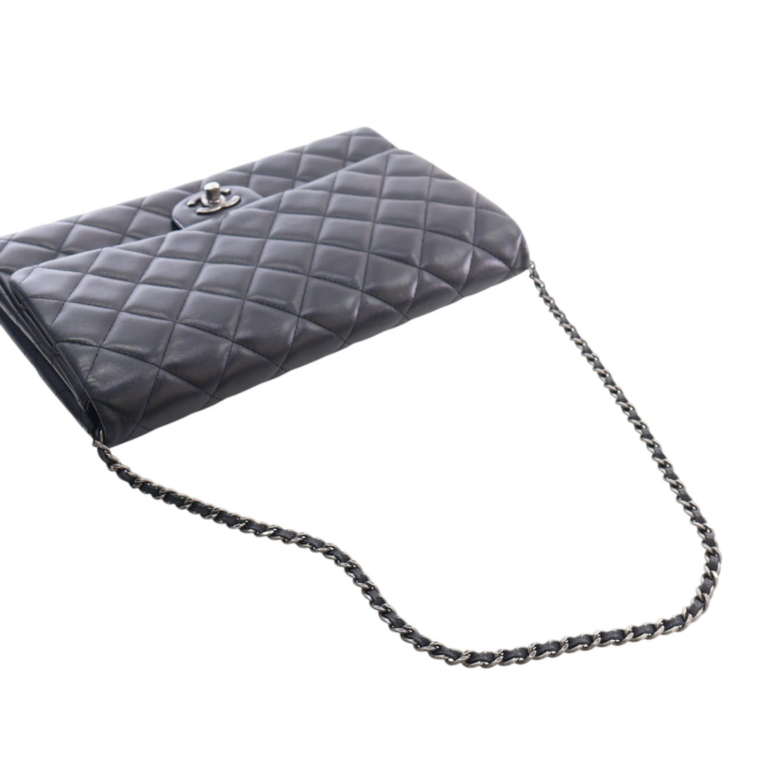 Chanel CC Matelassé Cuir d’agneau à rabat Pochette avec chaîne
