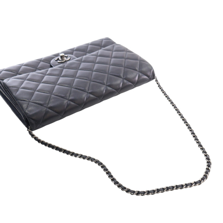 Chanel CC Matelassé Cuir d’agneau à rabat Pochette avec chaîne