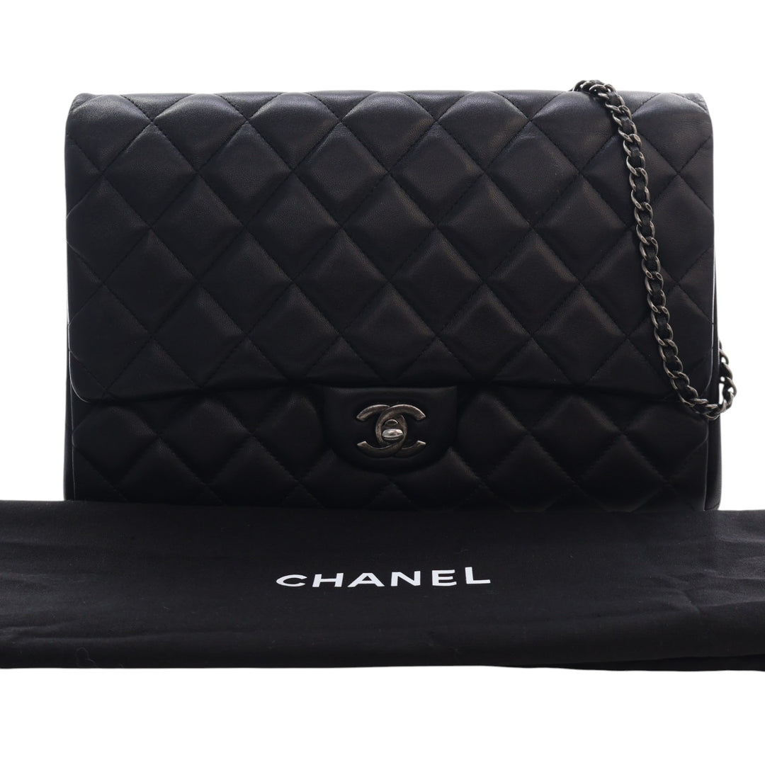 Chanel CC Matelassé Cuir d’agneau à rabat Pochette avec chaîne