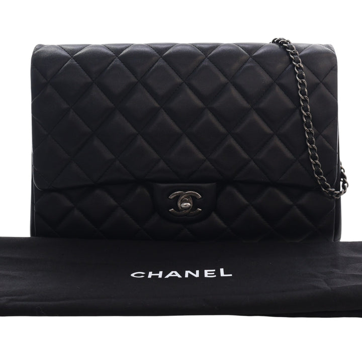 Chanel CC Matelassé Cuir d’agneau à rabat Pochette avec chaîne
