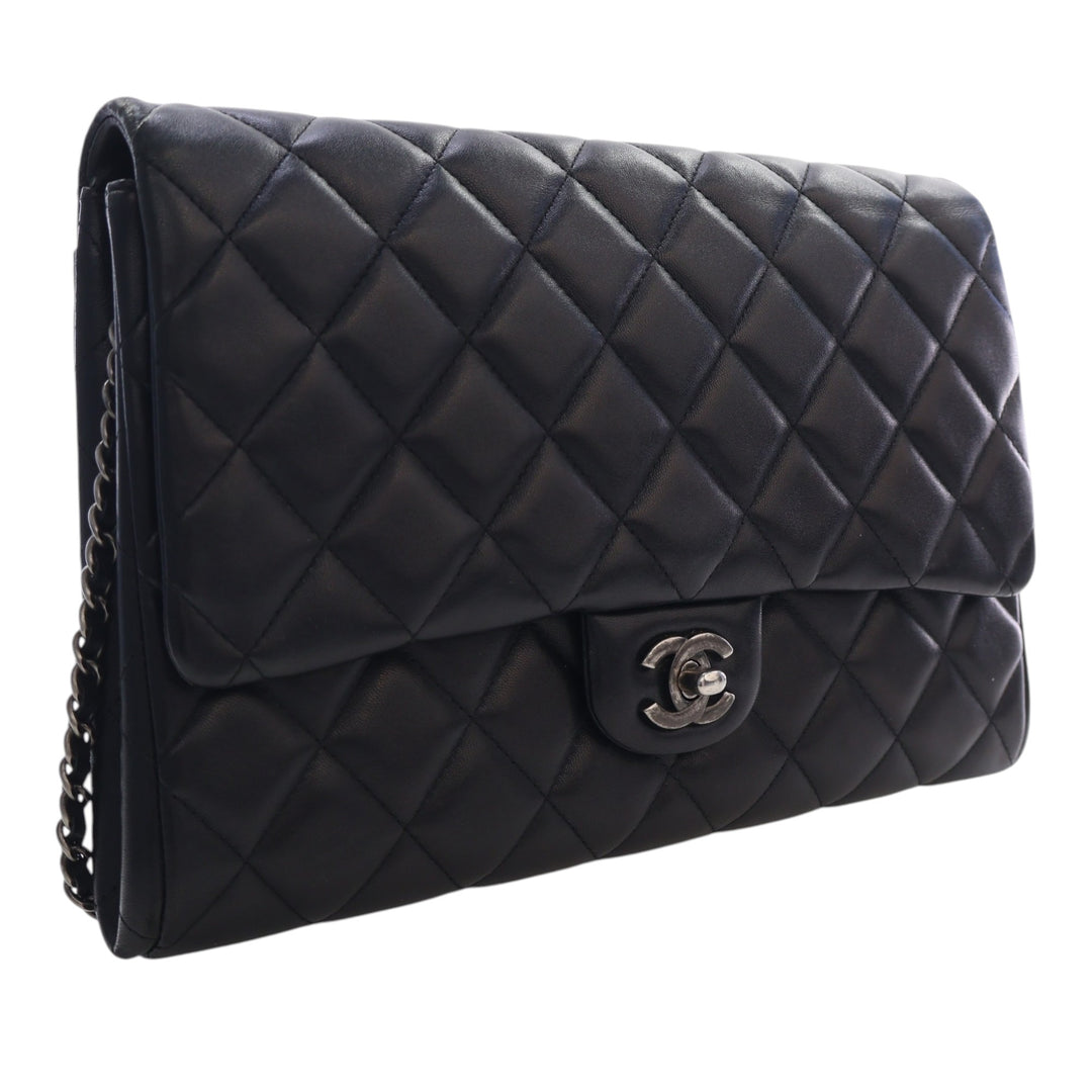 Chanel CC Matelassé Cuir d’agneau à rabat Pochette avec chaîne
