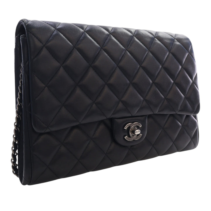 Chanel CC Matelassé Cuir d’agneau à rabat Pochette avec chaîne