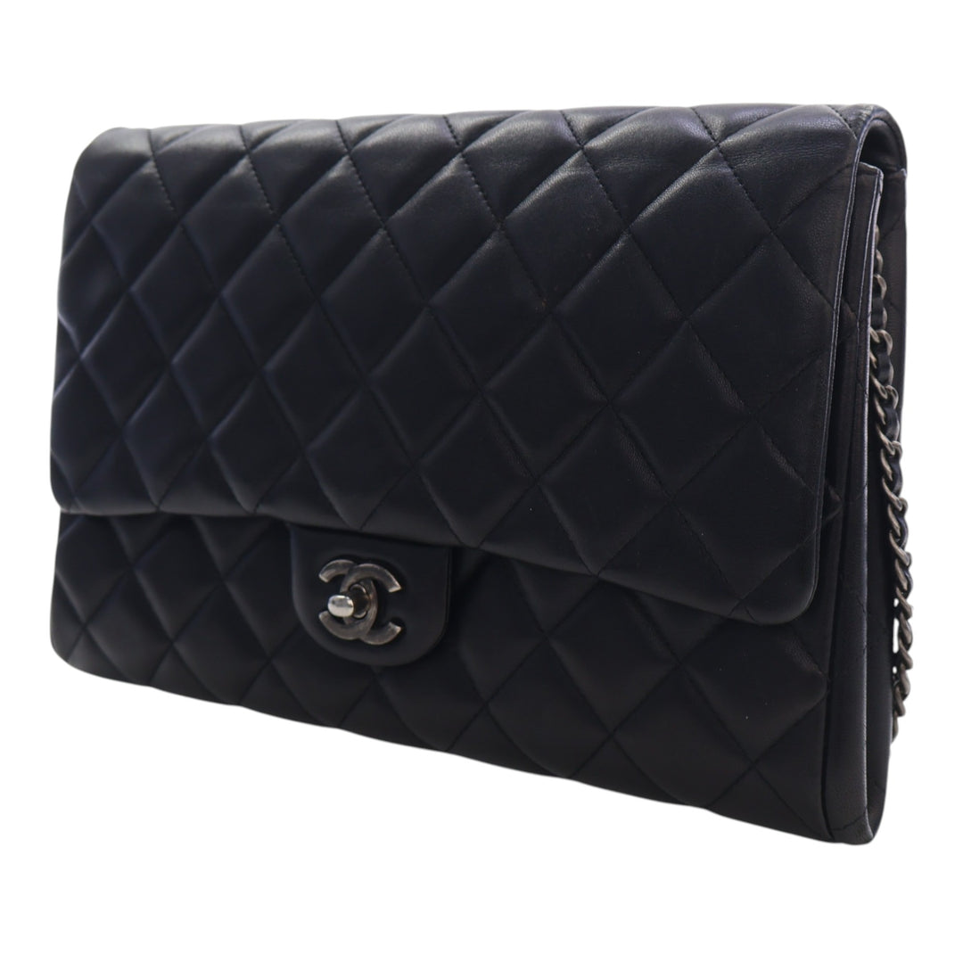 Chanel CC Matelassé Cuir d’agneau à rabat Pochette avec chaîne