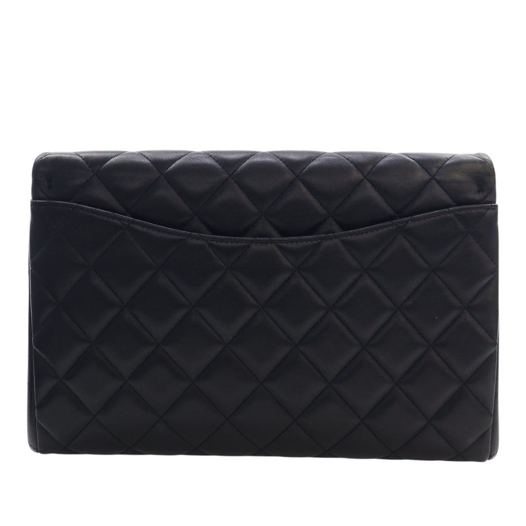 Chanel CC Matelassé Cuir d’agneau à rabat Pochette avec chaîne