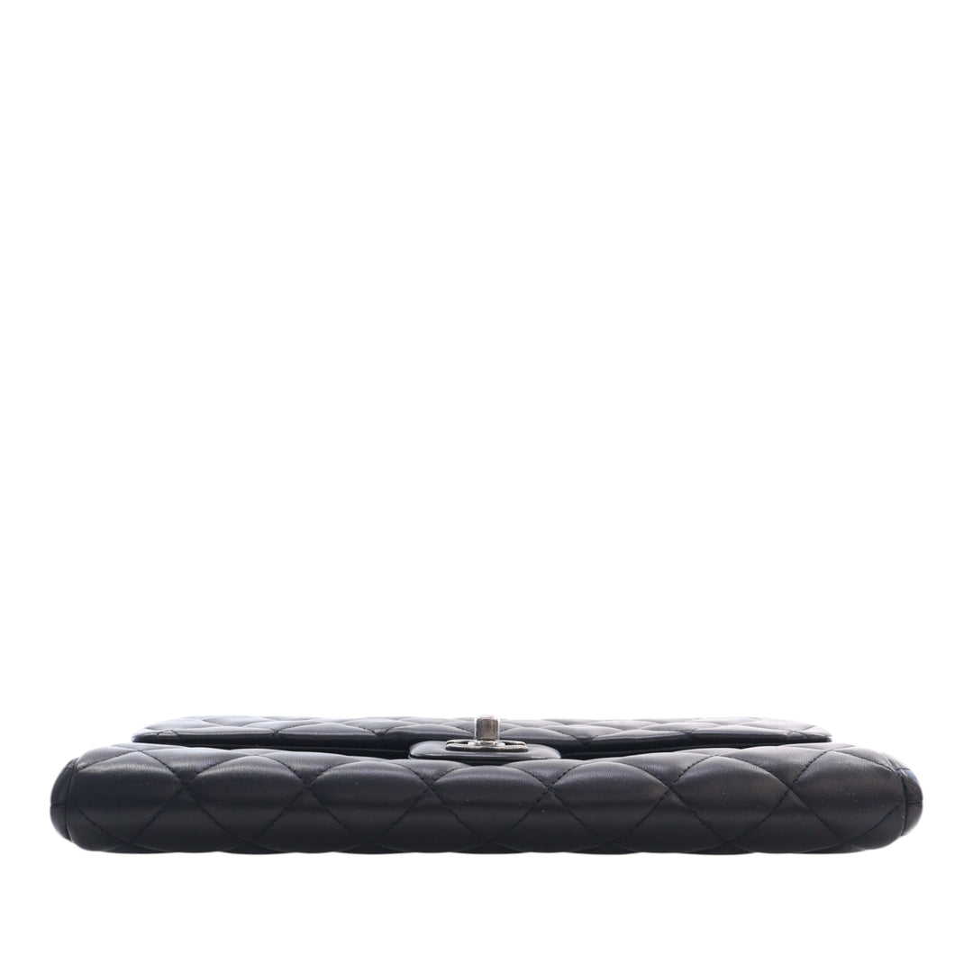 Chanel CC Matelassé Cuir d’agneau à rabat Pochette avec chaîne