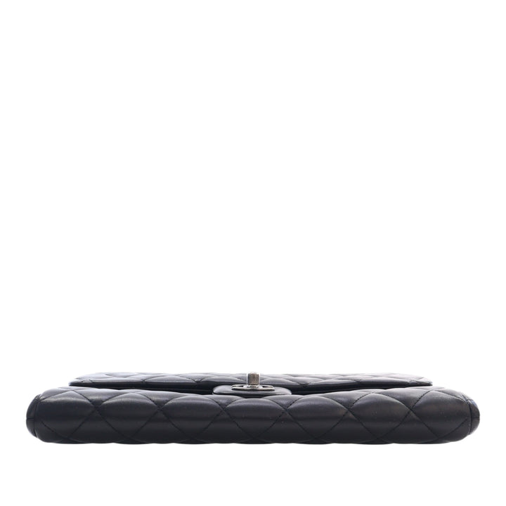 Chanel CC Matelassé Cuir d’agneau à rabat Pochette avec chaîne
