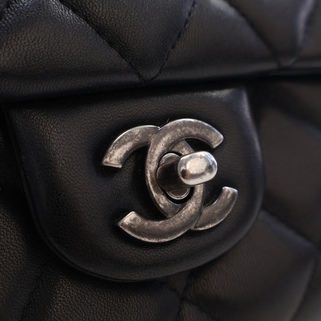 Chanel CC Matelassé Cuir d’agneau à rabat Pochette avec chaîne