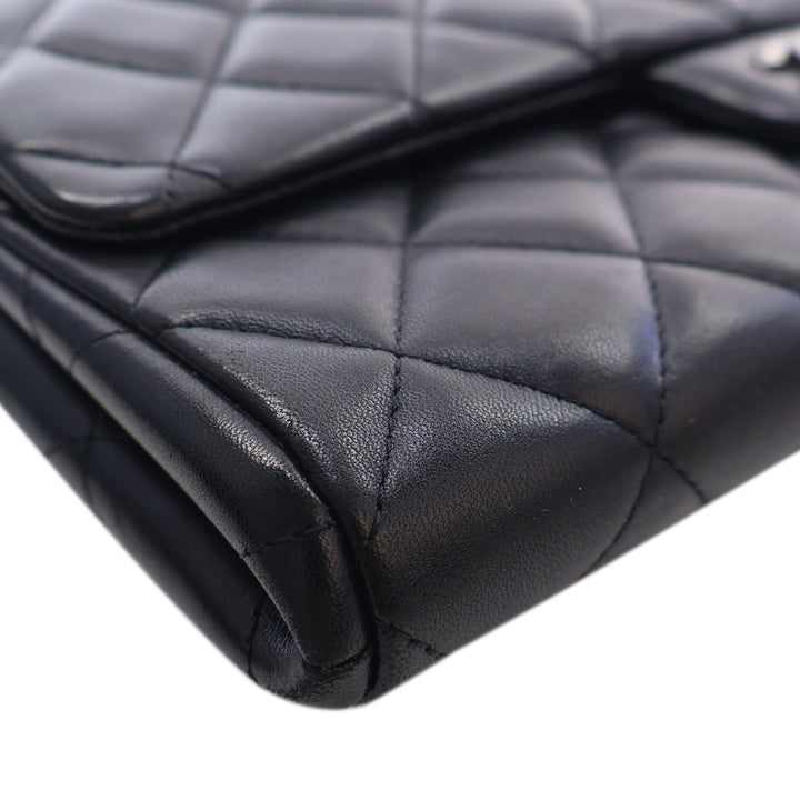 Chanel CC Matelassé Cuir d’agneau à rabat Pochette avec chaîne
