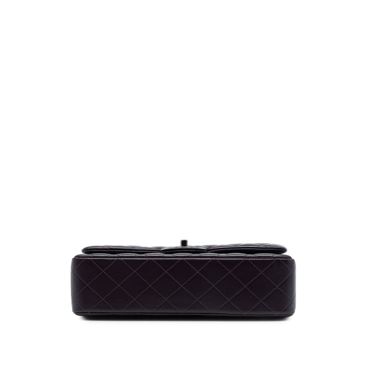 Chanel Sac porté épaule Classic Double rabat Moyen Cuir d'agneau Violet – vue 3 – GABY PARIS