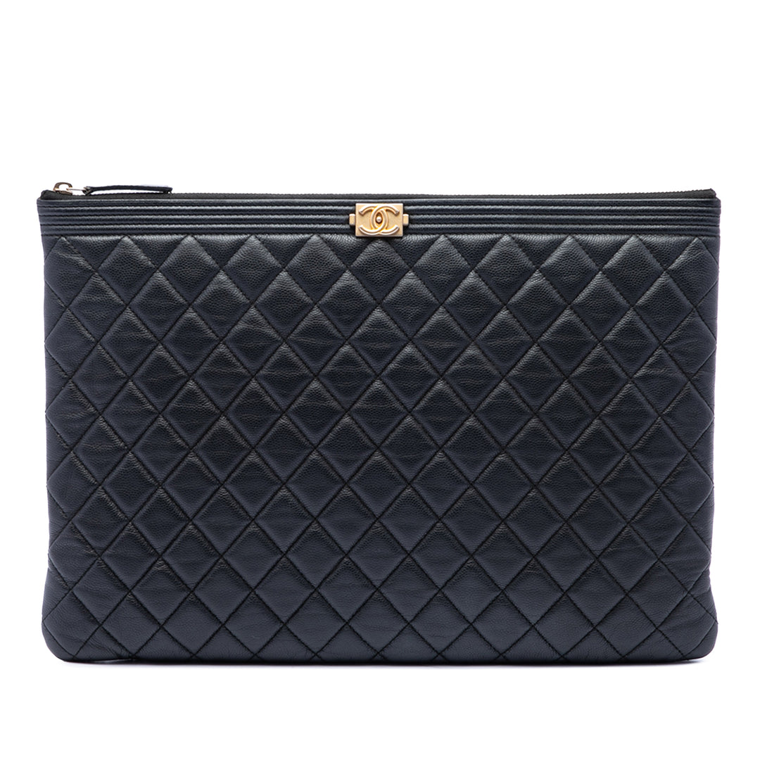 Chanel Pochette Matelassé Boy O Étui Grand Cuir caviar Noir – vue principale – GABY PARIS