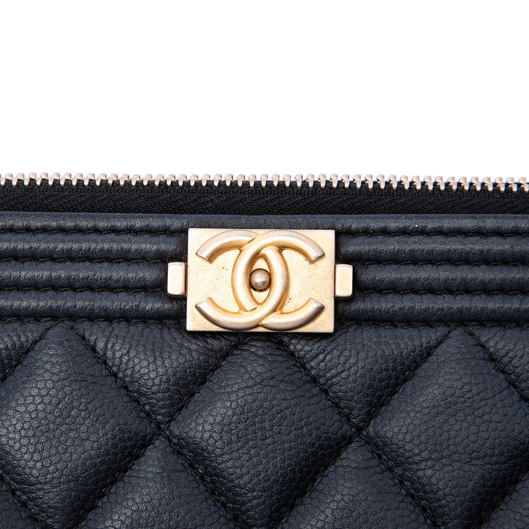 Chanel Pochette Matelassé Boy O Étui Grand Cuir caviar Noir – vue 5 – GABY PARIS