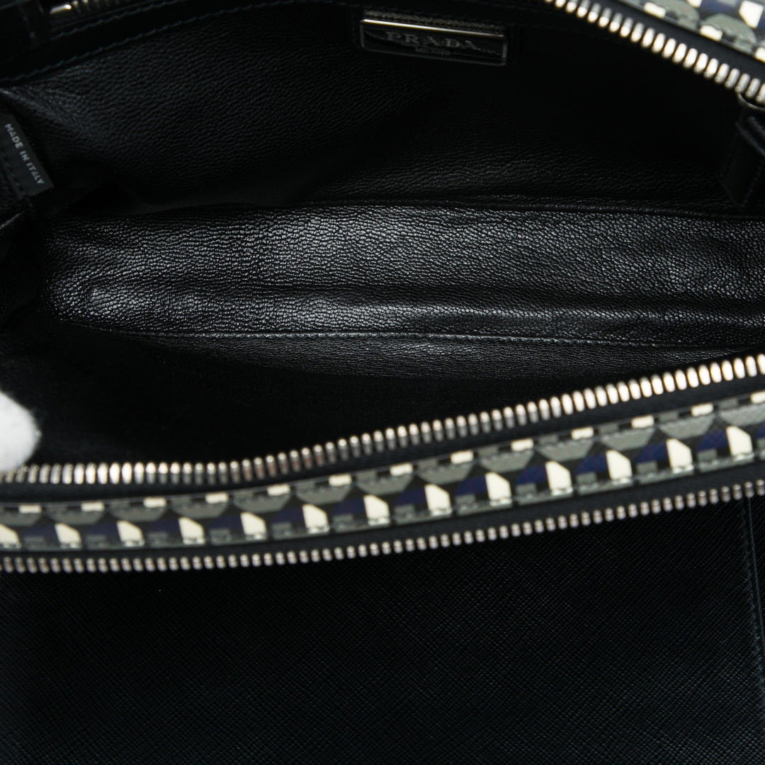 Prada Pochette Geometric Portfolio Zippé Saffiano Bleu – vue 4 – GABY PARIS