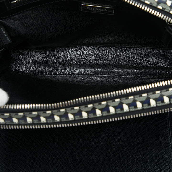 Prada Pochette Geometric Portfolio Zippé Saffiano Bleu – vue 4 – GABY PARIS