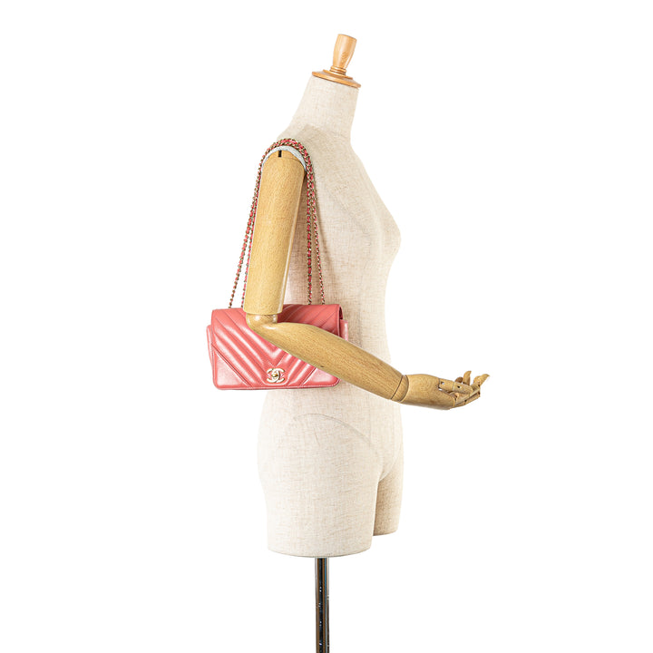 Chanel Chevron Statement à rabat Mini Cuir de veau