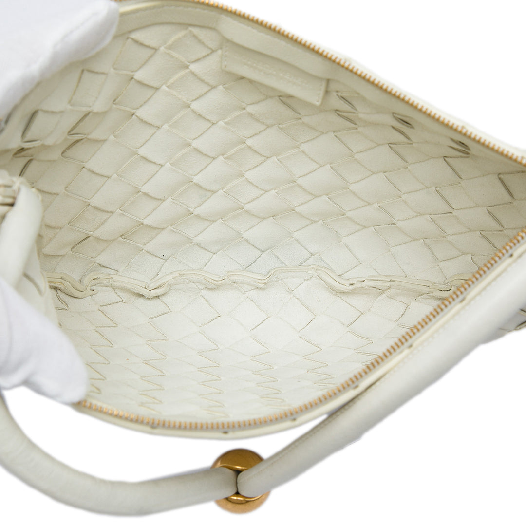 Bottega Veneta Intrecciato Turn Pochette Petit Cuir d'agneau Blanc – vue 4 – GABY PARIS
