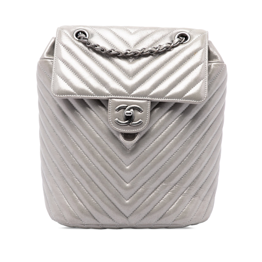 Chanel Sac à dos Chevron Irisé Urban Spirit Petit Cuir de veau Gris – vue principale – GABY PARIS
