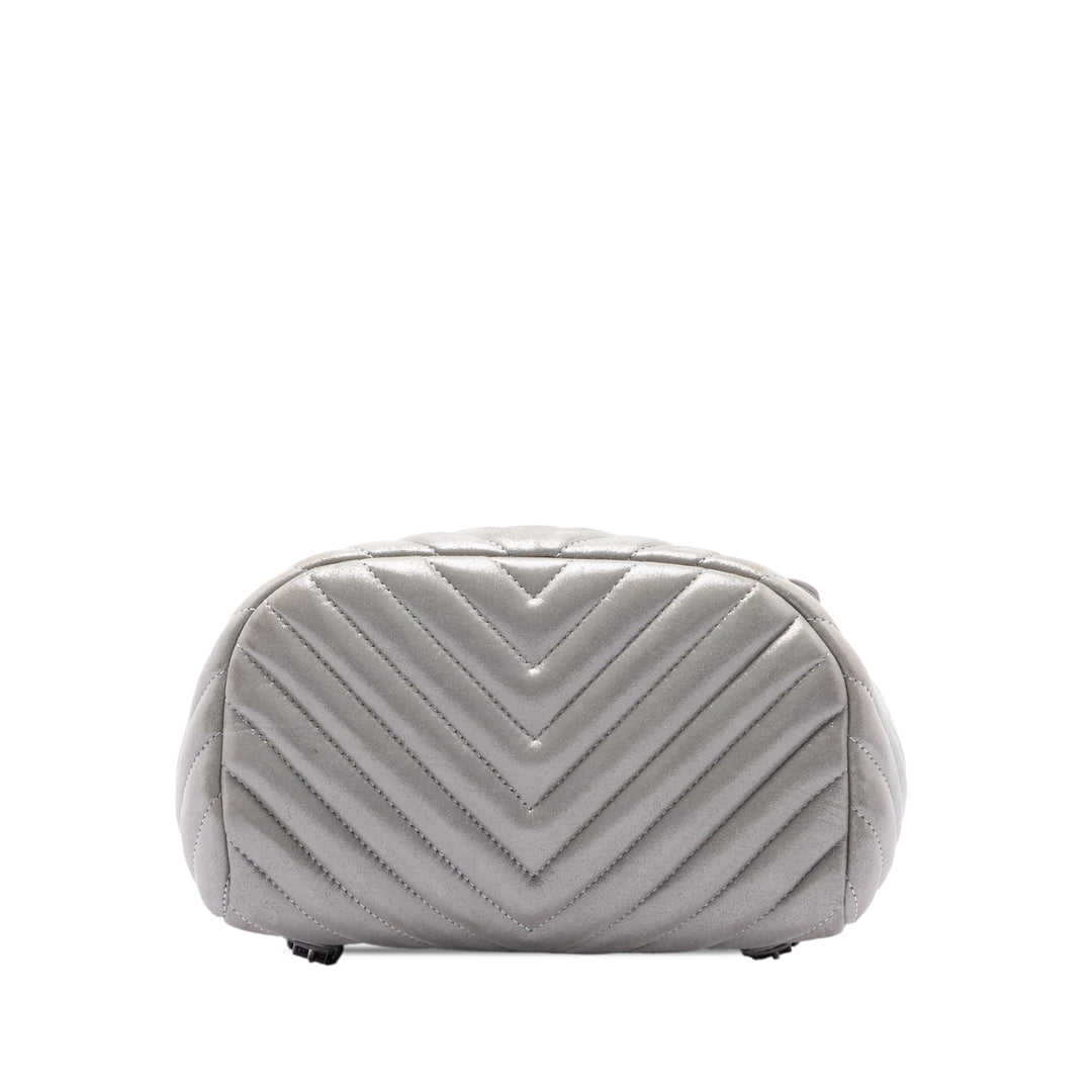 Chanel Sac à dos Chevron Irisé Urban Spirit Petit Cuir de veau Gris – vue 3 – GABY PARIS