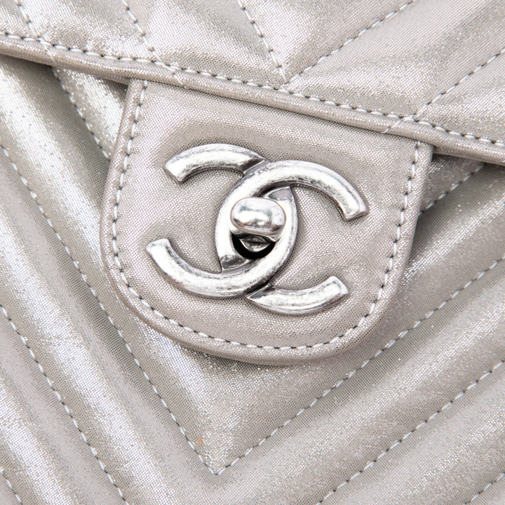 Chanel Sac à dos Chevron Irisé Urban Spirit Petit Cuir de veau Gris – vue 5 – GABY PARIS