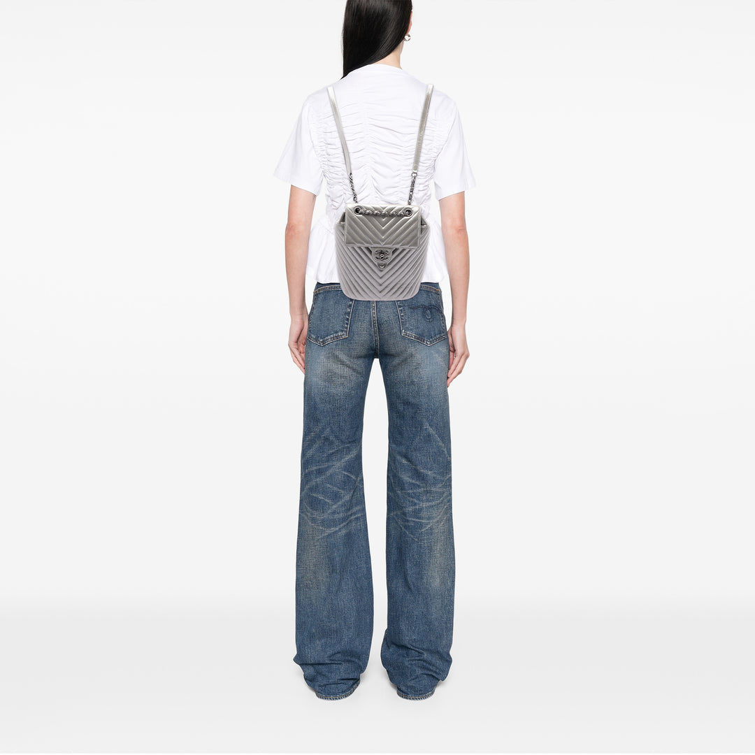 Chanel Sac à dos Chevron Irisé Urban Spirit Petit Cuir de veau Gris – vue 6 – GABY PARIS