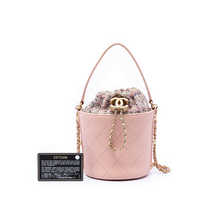 Chanel Small CC Cuir de veau et Tweed Drawstring Bucket Sac