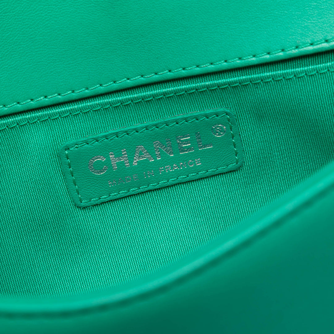 Chanel Small Bicolor Matelassé Cuir d’agneau et Rubber Boy à rabat